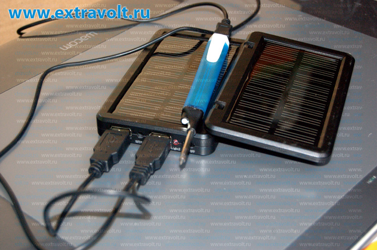 USB паяльник, подключенный к заряднику на солнечных батареях