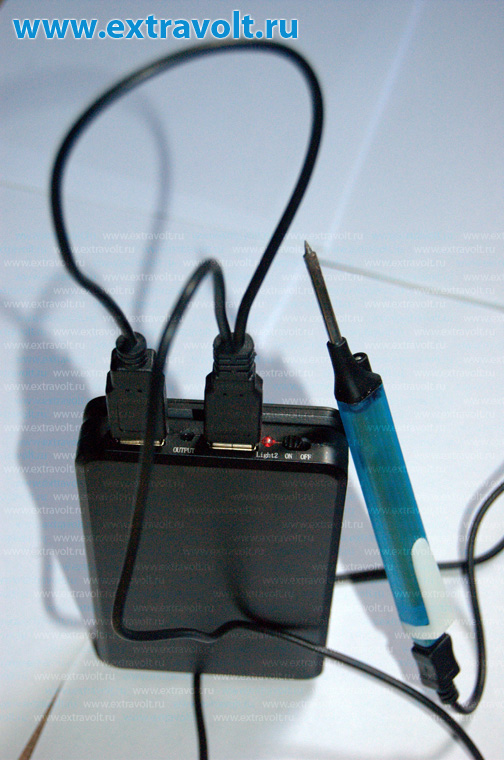 USB паяльник, подключенный к заряднику