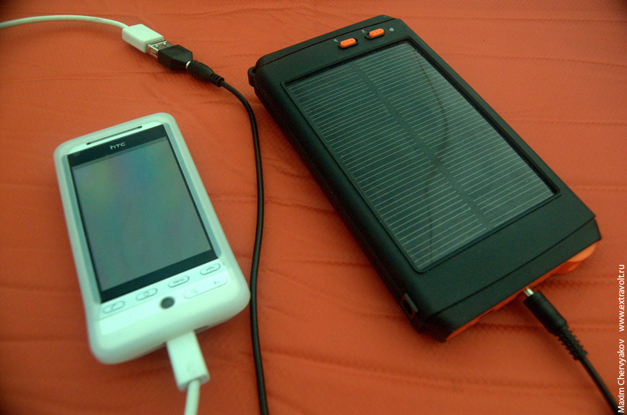 Автономный зарядник на солнечных батареях, подключенный к смартфону HTC Hero