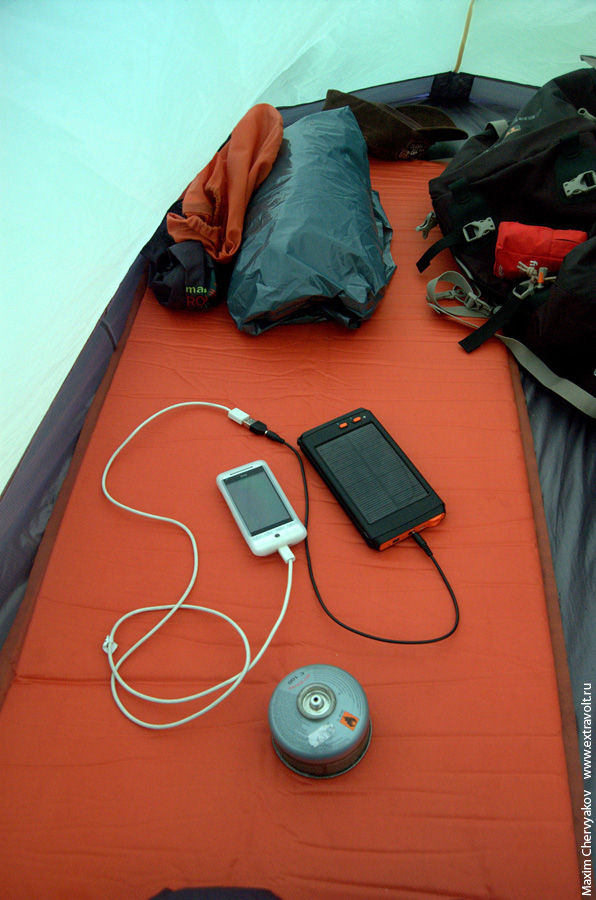 Зарядное устройство, подключенное к телефону HTC Hero в походе по Уэльсу